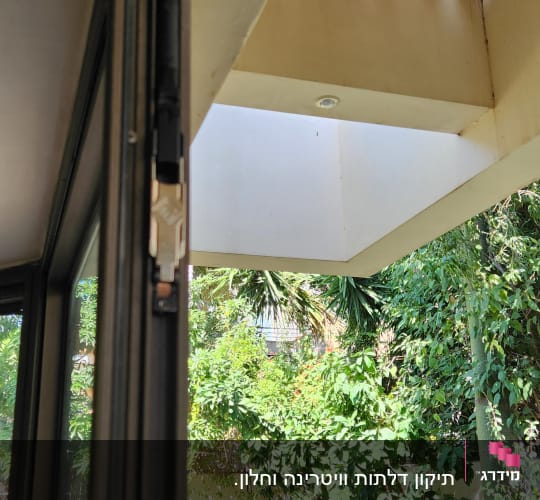תריסים פתוחים ליד חלון זכוכית